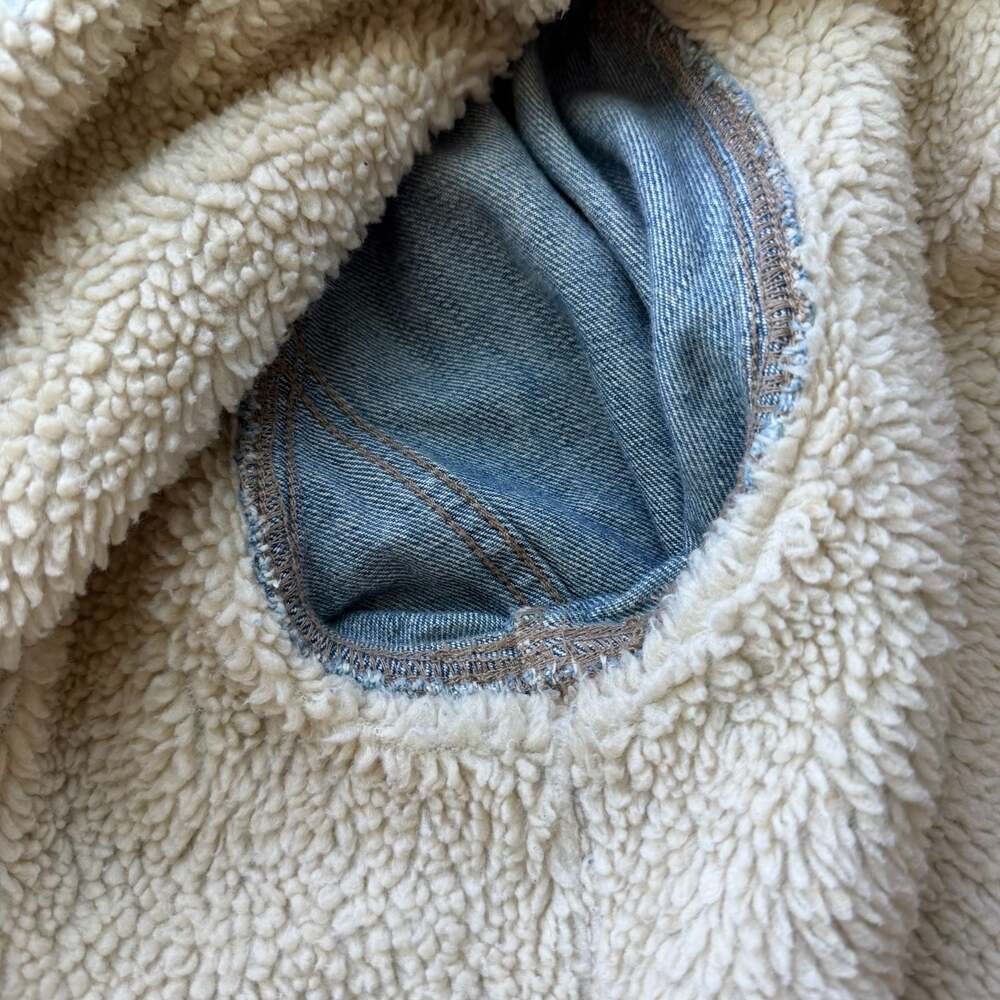 Old Navy Sherpa-Lined Denim Trucker Jacket in Light Wash Size Medium - Picture 4 of 6